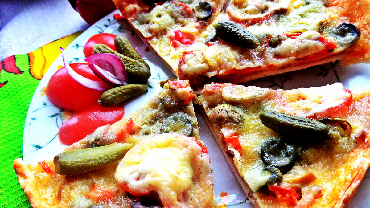 Пицца с салями, маслинами на сырном соусе "бешамель"