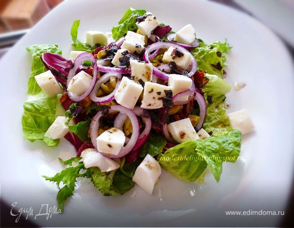 Салат с вялеными помидорами и моцареллой