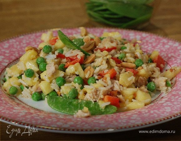 Рисовый салат с курицей, ананасом и сладким перцем 