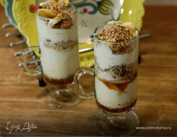 Кофейный десерт со взбитыми сливками и орехами пекан 