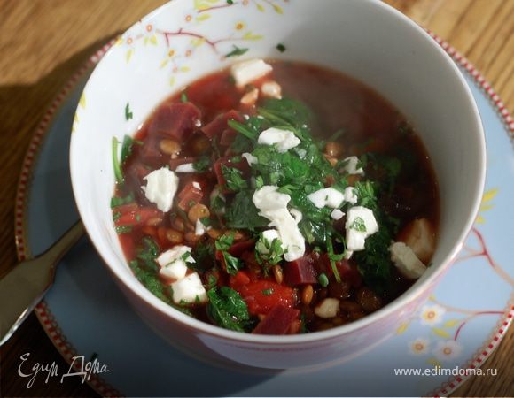 Томатный суп с чечевицей, свеклой и шпинатом