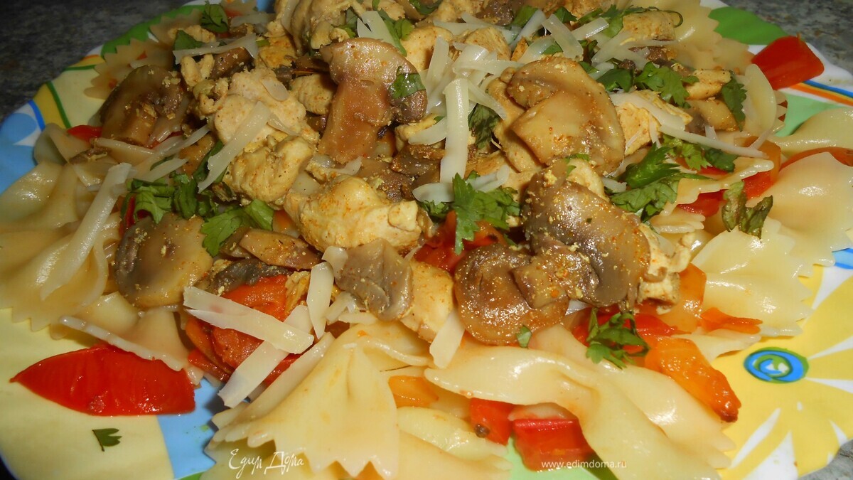 Фарфалле с грибами и куриным филе