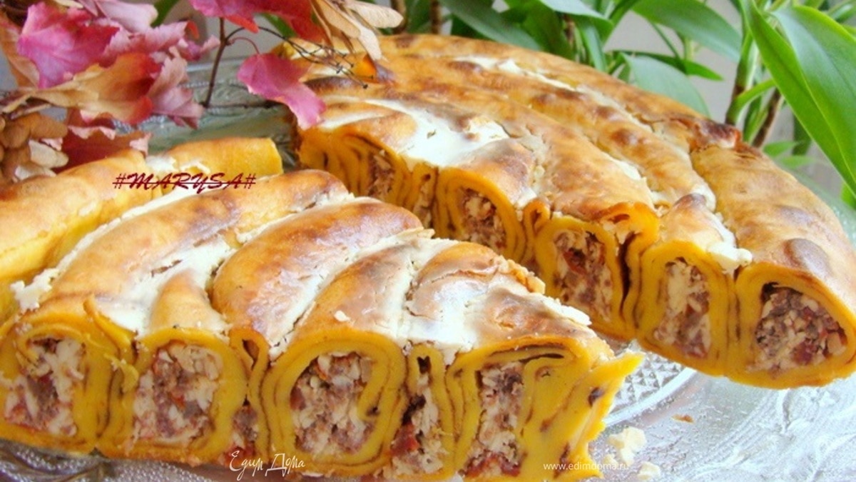 Пирог-улитка из тыквенных блинчиков