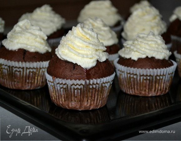 Шоколадные капкейки с белково-масляным кремом Шоколадные капкейки с белково-масляным кремом