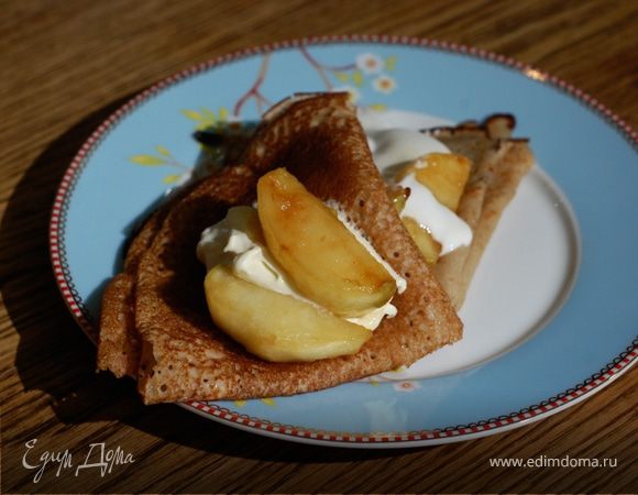 Гречневые блины с карамелизированными яблоками и медовым соусом 