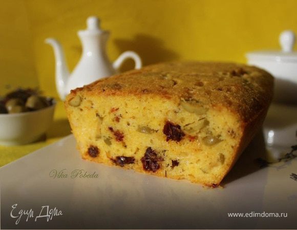 Кукурузный кекс с сыром, оливками и вялеными томатами