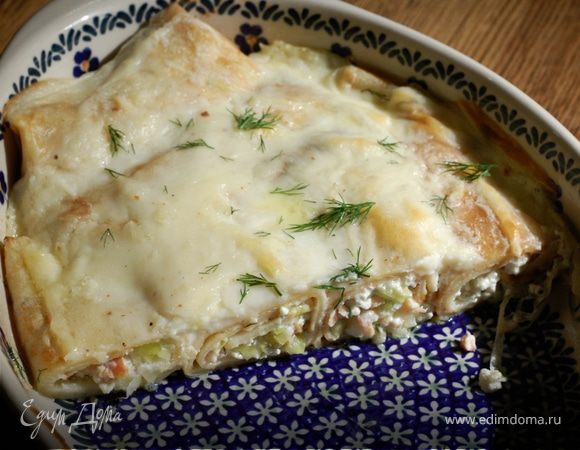 Блины с творогом, пореем и семгой под соусом бешамель Блины с творогом, пореем и семгой под соусом бешамель