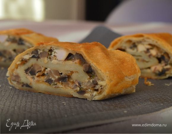 Слоёный рулет с курицей и грибами