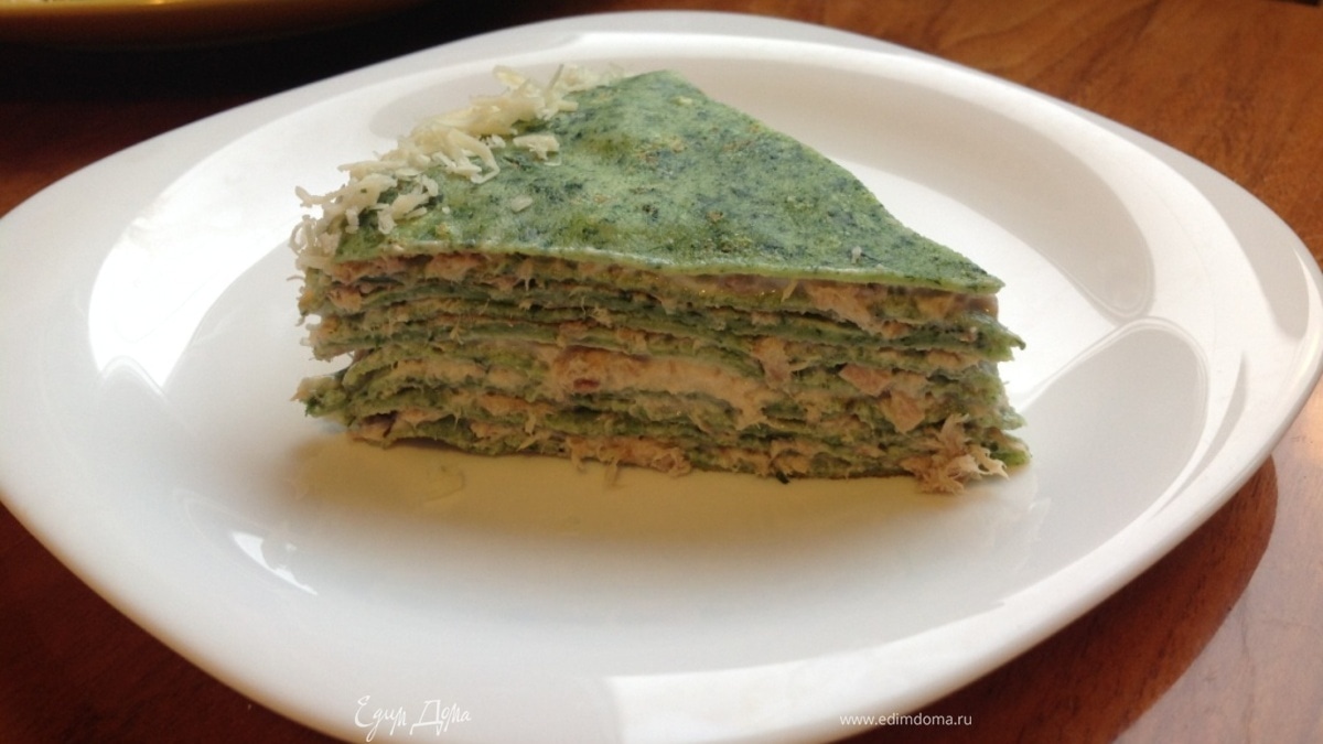 Блинный тортик со шпинатом и тунцом