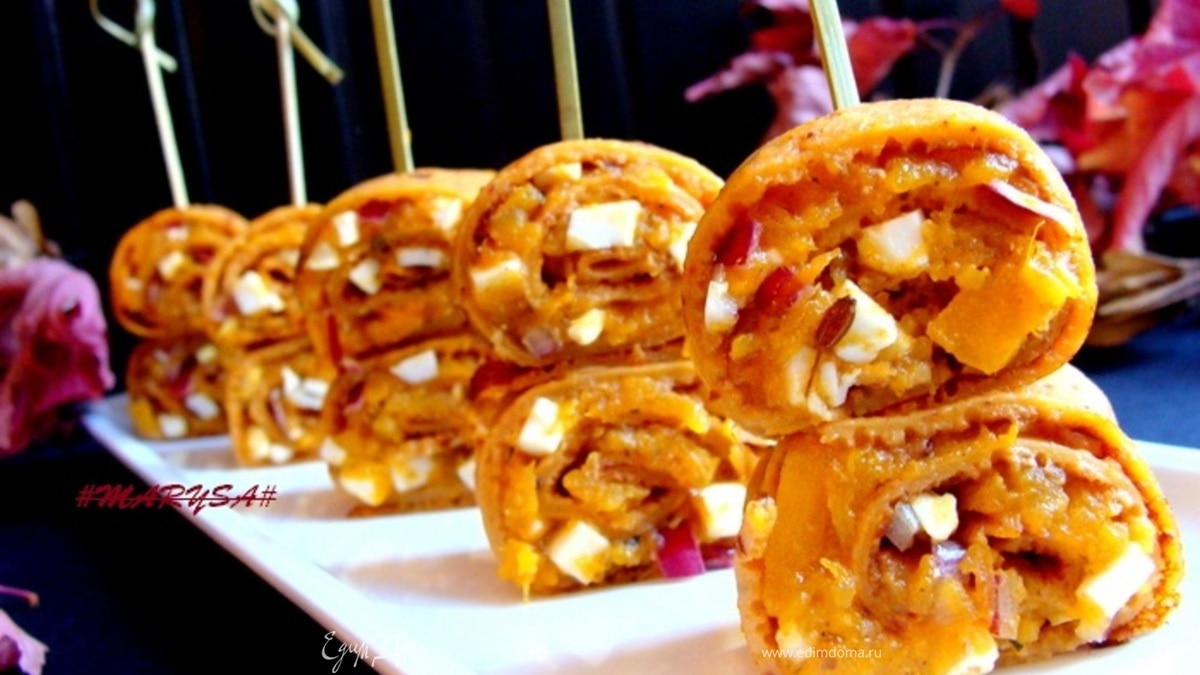 Томатные блинчики с пряной тыквой и брынзой