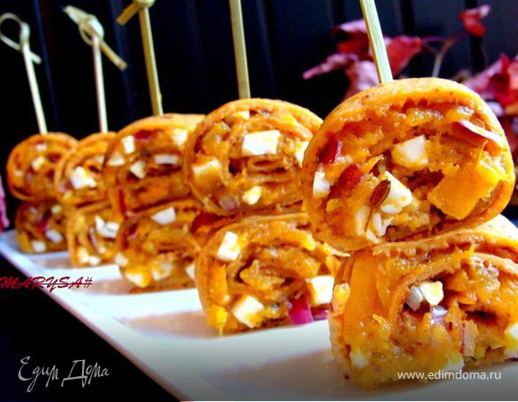 Томатные блинчики с пряной тыквой и брынзой