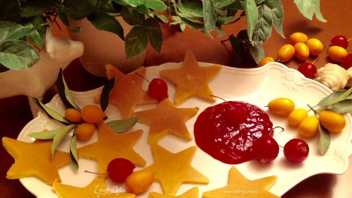 Панкейки с имбирным ароматом и с соусом из красной смородины