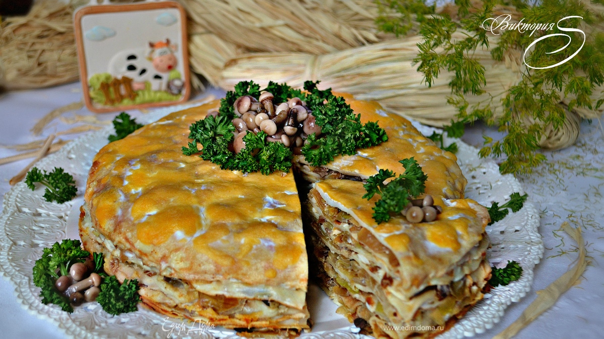 Закусочный блинный пирог с грибами и капустой