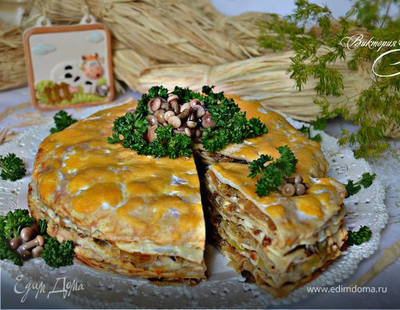 Закусочный блинный пирог с грибами и капустой