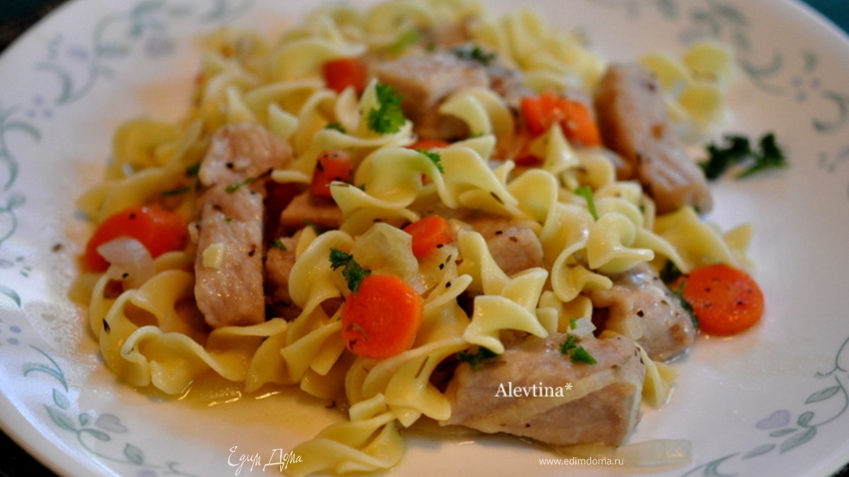 Свинина с овощами и яичной лапшой