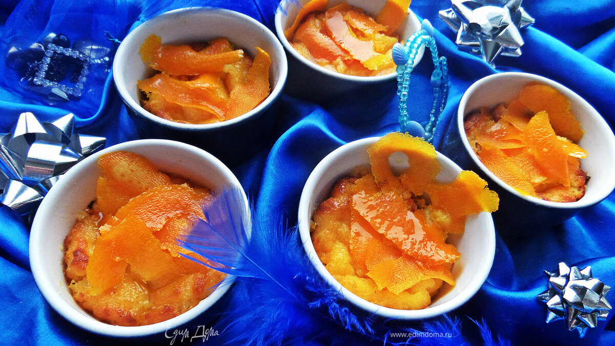 Манный пудинг,политый апельсиновым сиропом