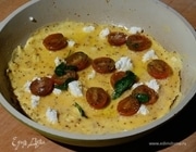 Омлет с козьим сыром, помидорами и базиликом