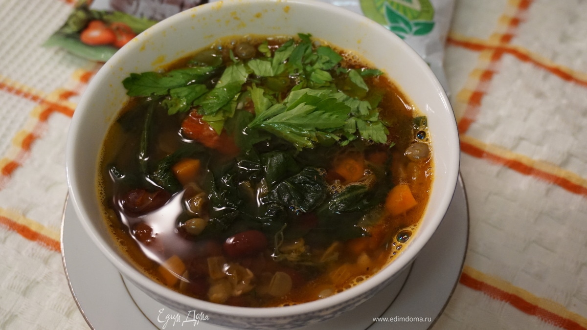 Овощной суп с фасолью и шпинатом