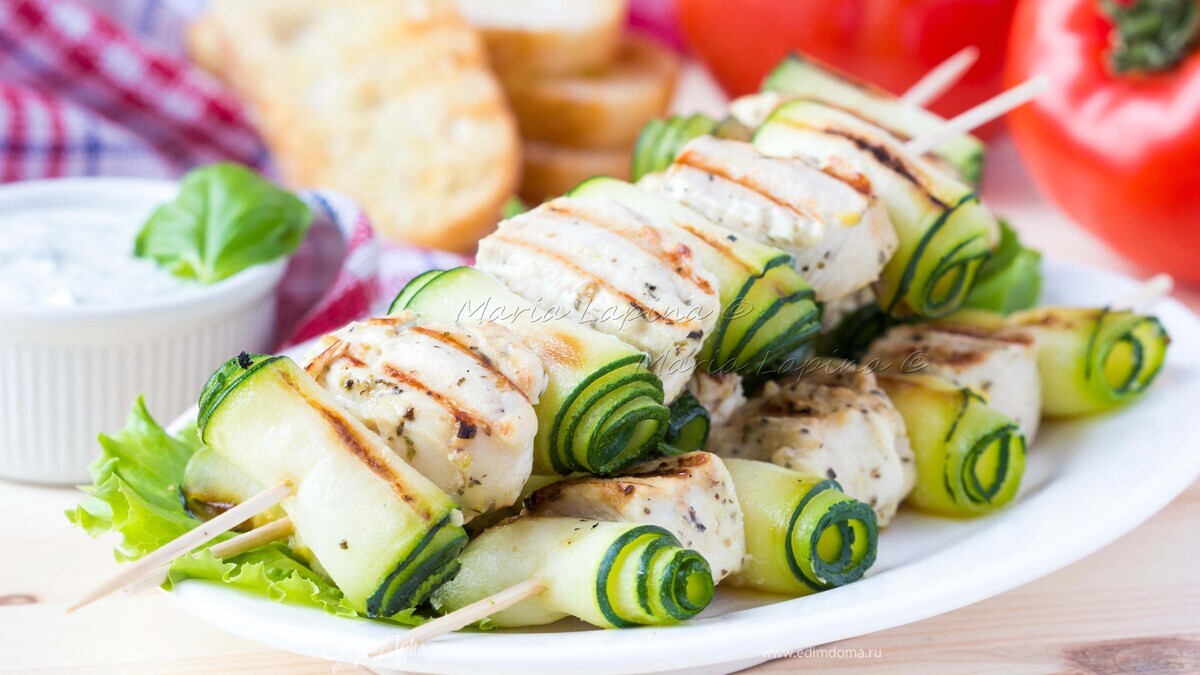Лимонно-горчичные куриные шашлычки с рулетиками из цукини