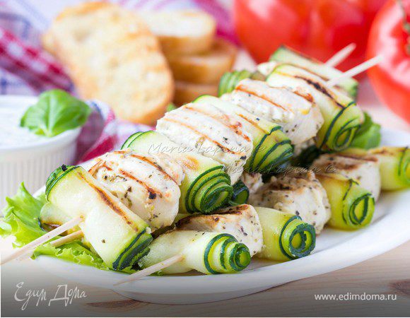 Лимонно-горчичные куриные шашлычки с рулетиками из цукини