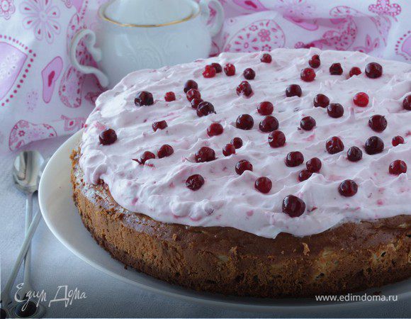 Брауни с чизкейком, взбитыми сливками и ягодой