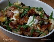 Салат с картофелем, беконом, фасолью и яйцами пашот