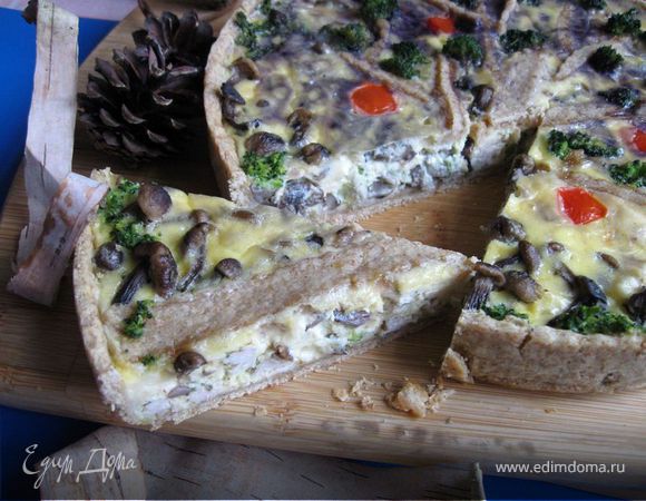 Киш с курицей, опятами и брокколи