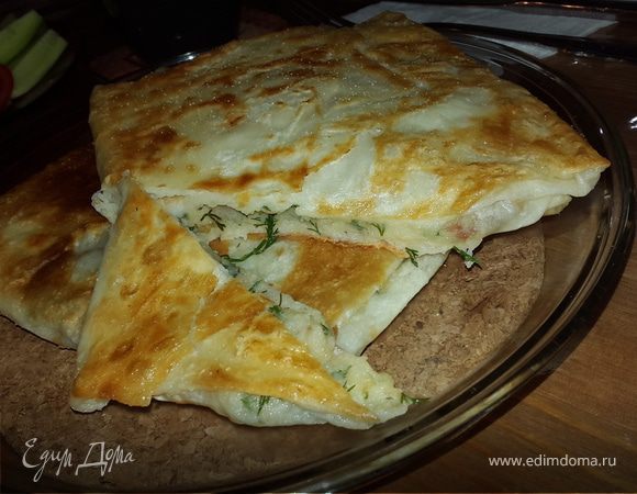 Постные конвертики с картофельным пюре, укропом, жареным луком и вялеными томатами