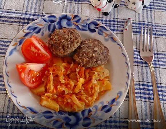 Золотистая капуста с картофелем и гречневые котлеты