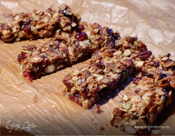 Батончики из мюсли с клюквой и орехами пекан 
