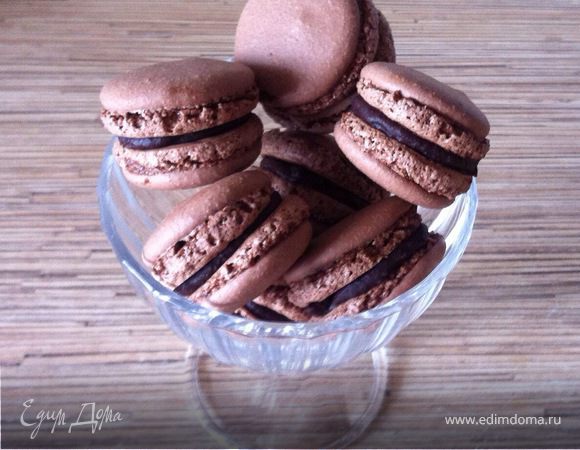 Нутовые шоколадно-вишневые пирожные "А-ля макаруны"
