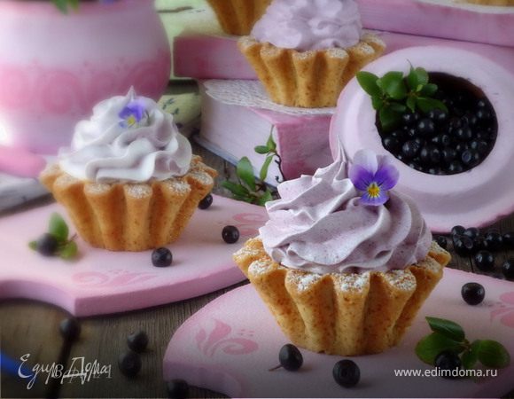 Корзиночки с черничным кердом и безе