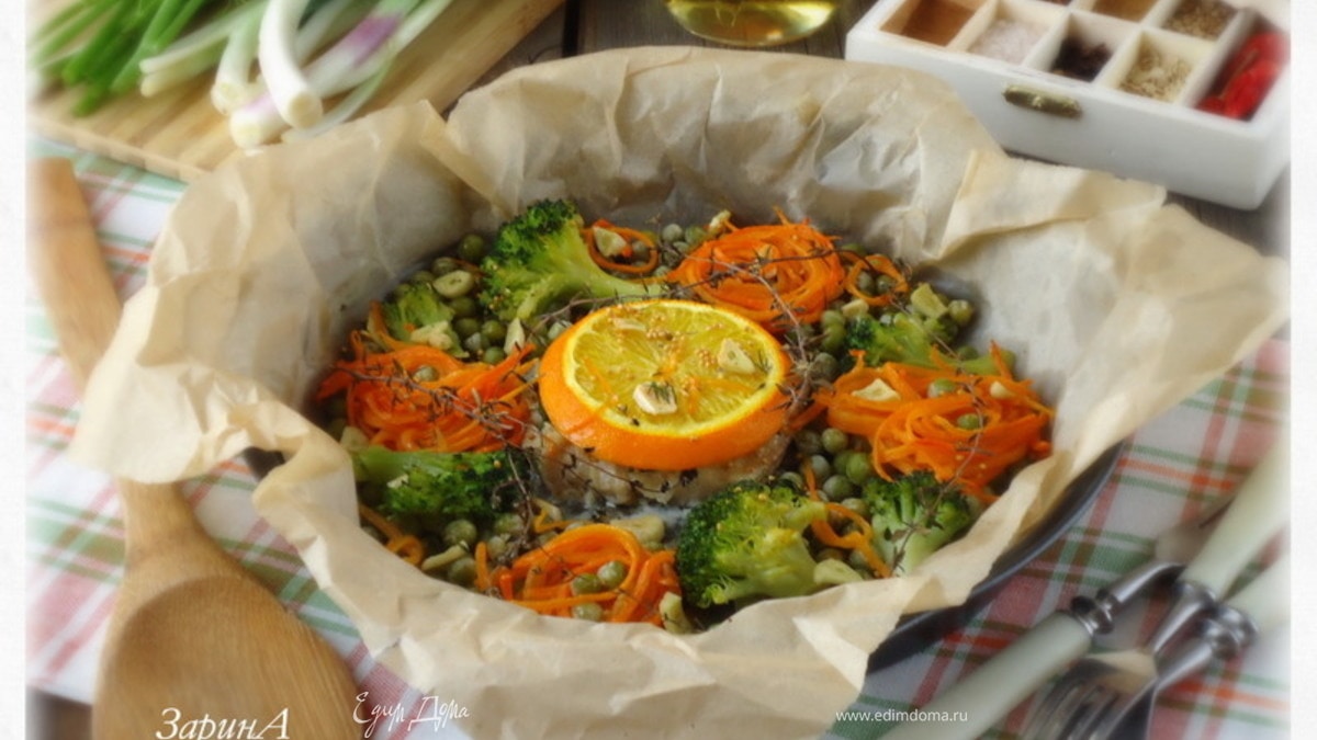 Белая рыба, запеченная с овощами