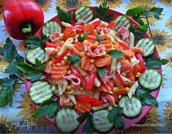 Тёплый овощной салат с рыбой и пастой