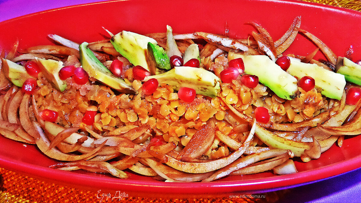 Чечевица с пикантным луком и авокадо