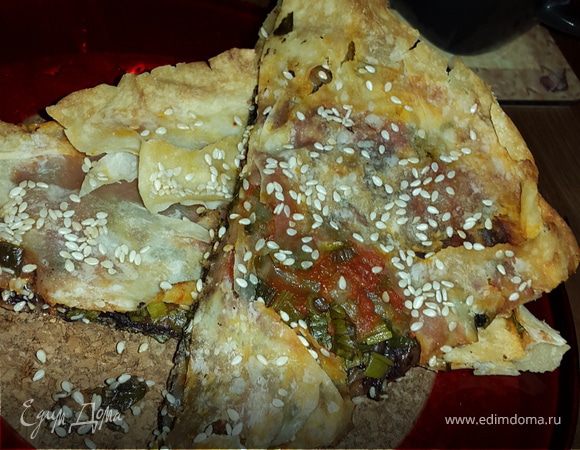 Лаваш, запеченный с оливковой пастой, томатным соусом, зеленью и кунжутом Лаваш, запеченный с оливковой пастой, томатным соусом, зеленью и кунжутом