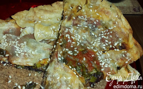 Рецепт Лаваш, запеченный с оливковой пастой, томатным соусом, зеленью и кунжутом