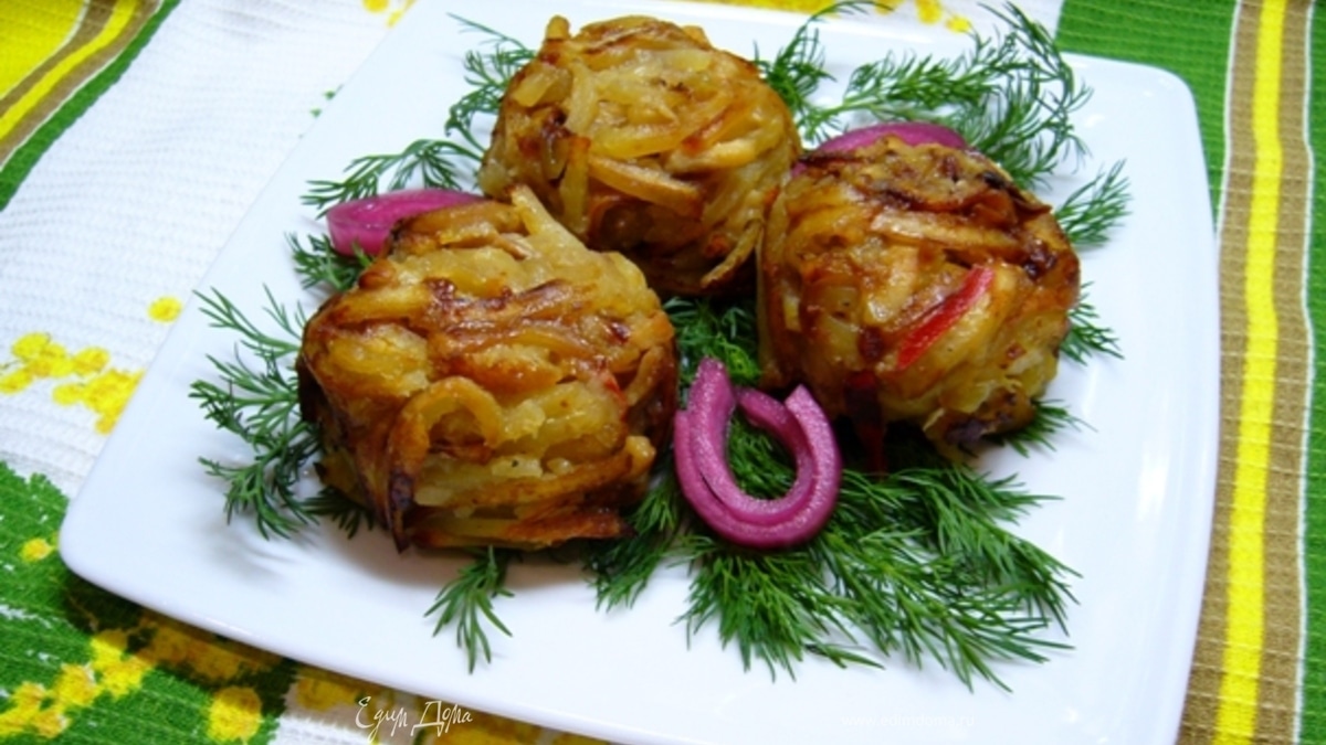 Картофельные мини-кугели с кальмарами и маринованным луком