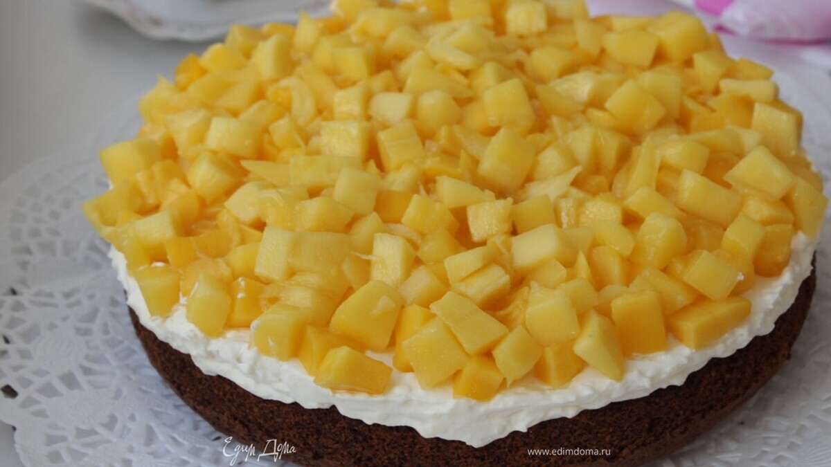 Шоколадный торт с манго, маскарпоне и орехами