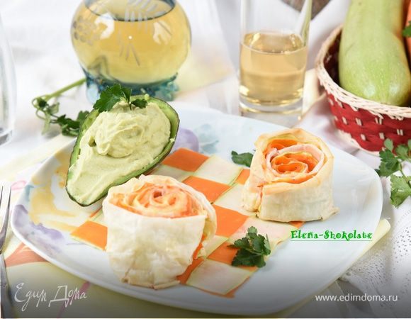 Рулетики из теста фило с молодым кабачком и морковью