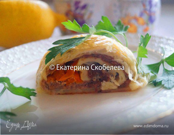 Рулет из слоеного теста с фаршем и болгарским перцем Рулет из слоеного теста с фаршем и болгарским перцем