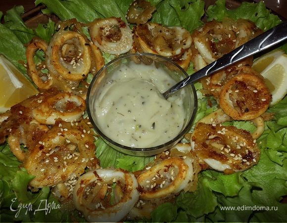 Кальмары в кляре с постно-чесночным соусом Кальмары в кляре с постно-чесночным соусом