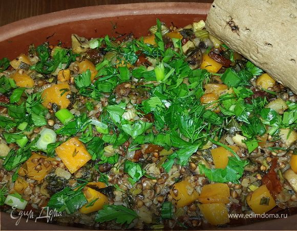 Гречка, томленая с тыквой, грибами, сельдереем и вялеными томатами