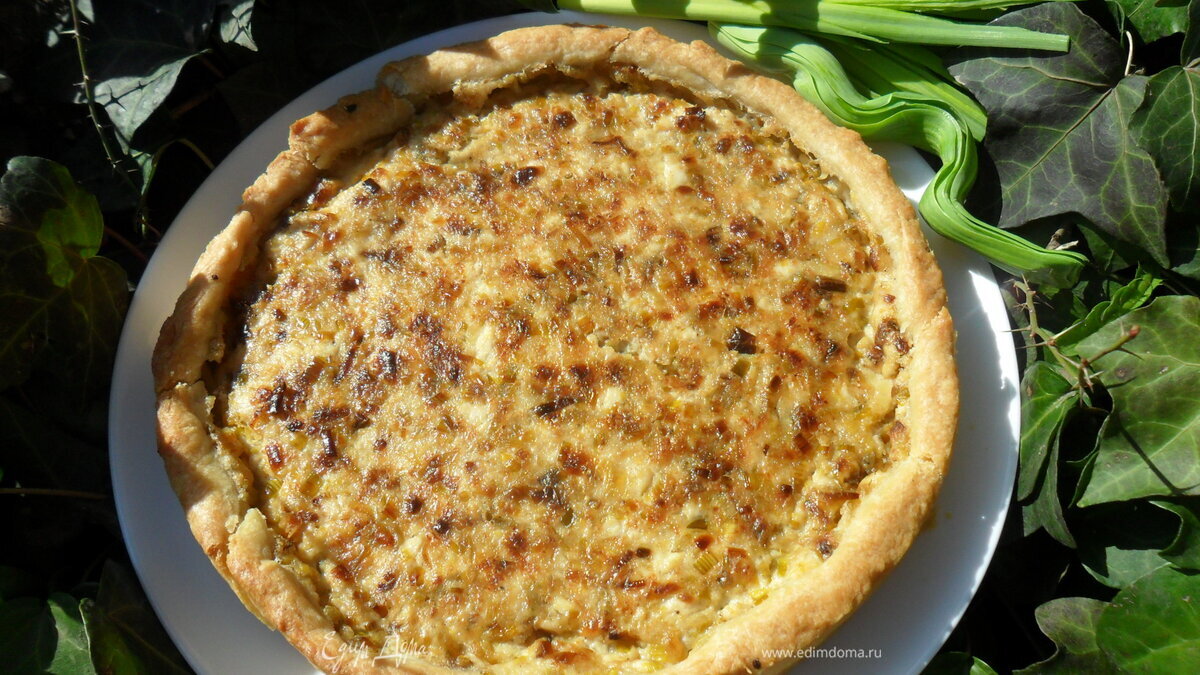 Нежный киш с луком-пореем и соевым сыром