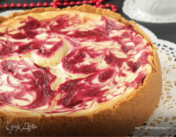 Чизкейк с маскарпоне и брусничным соусом Чизкейк с маскарпоне и брусничным соусом