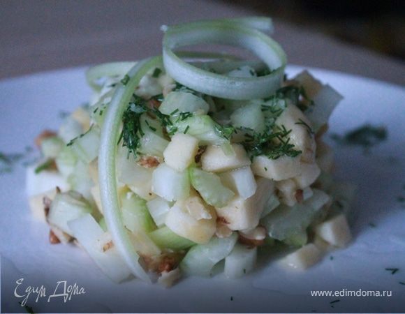 Салат из сельдерея с имбирной заправкой Салат из сельдерея с имбирной заправкой