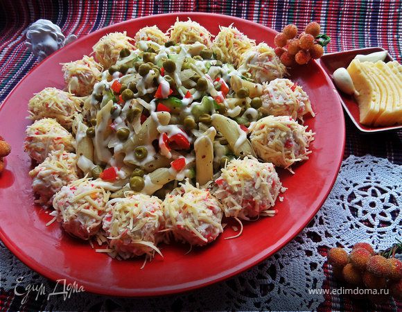 Салат из овощей с пастой и сырными шариками