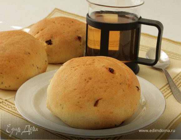 Постные булочки с вялеными томатами и базиликом Постные булочки с вялеными томатами и базиликом