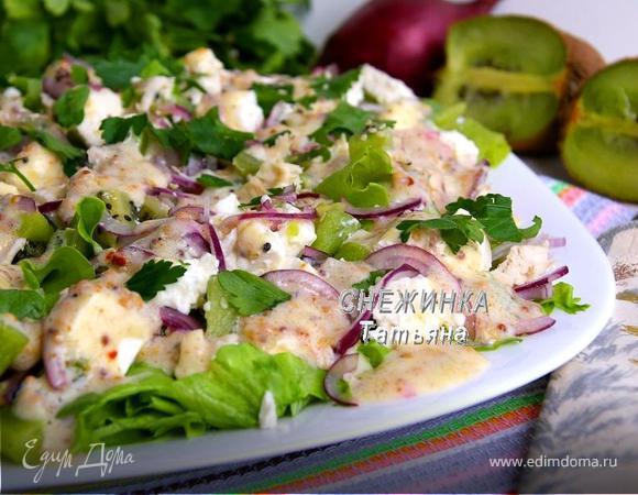 Куриный салат с киви и брынзой