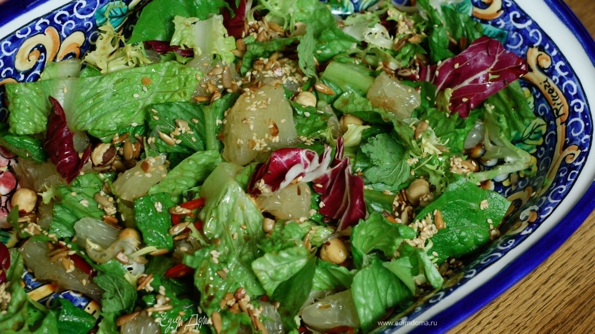 Салат с помело, орехами и перцем чили